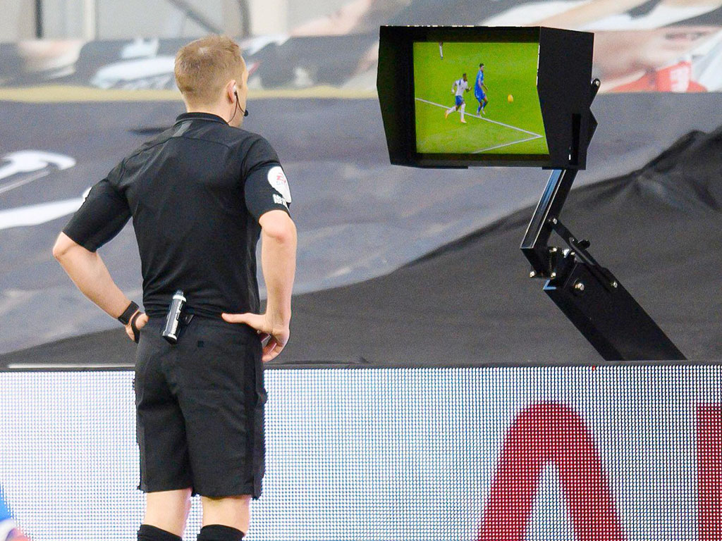 VAR vẫn rất cần thiết trong bóng đá hiện đại